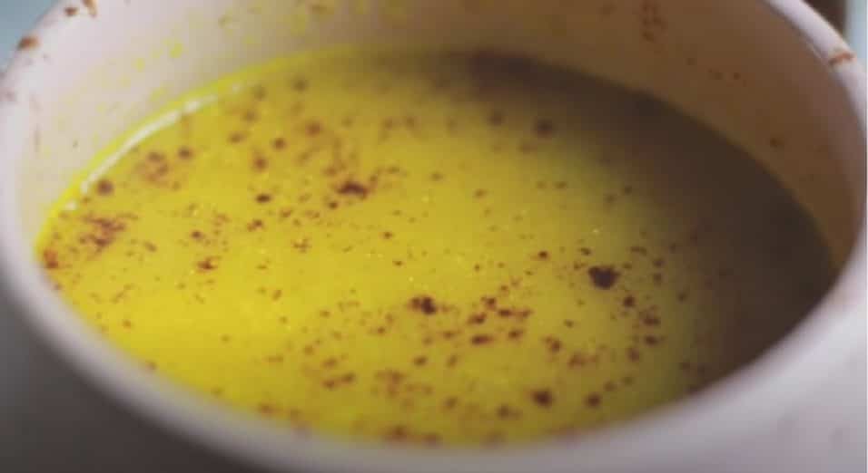 Golden milk a base di latte e curcuma per dimagrire