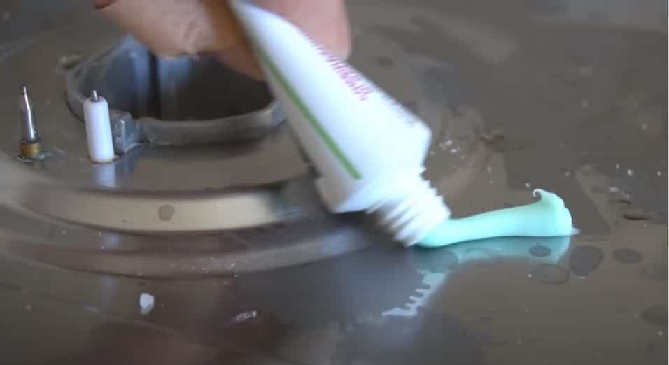 Dentifricio su acciaio del piano cottura senza graffi