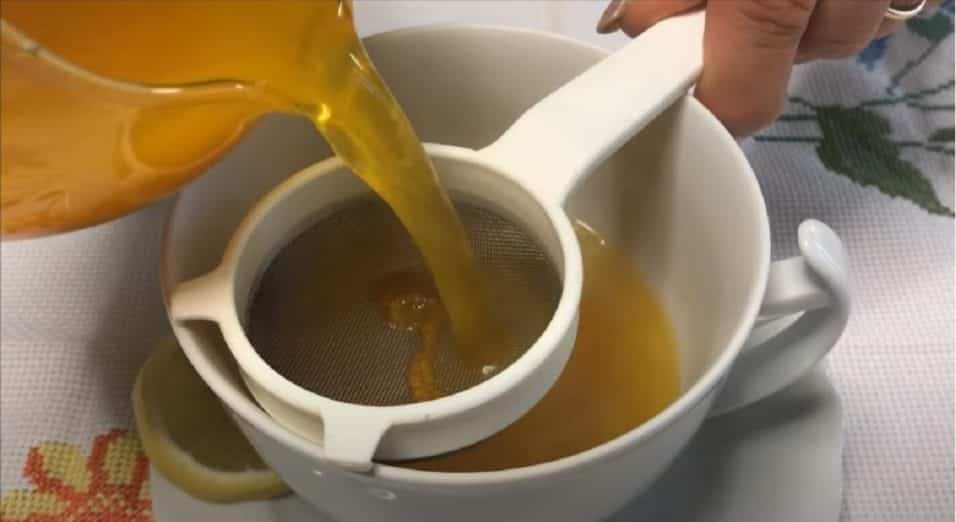 Acqua limone e curcuma tisana