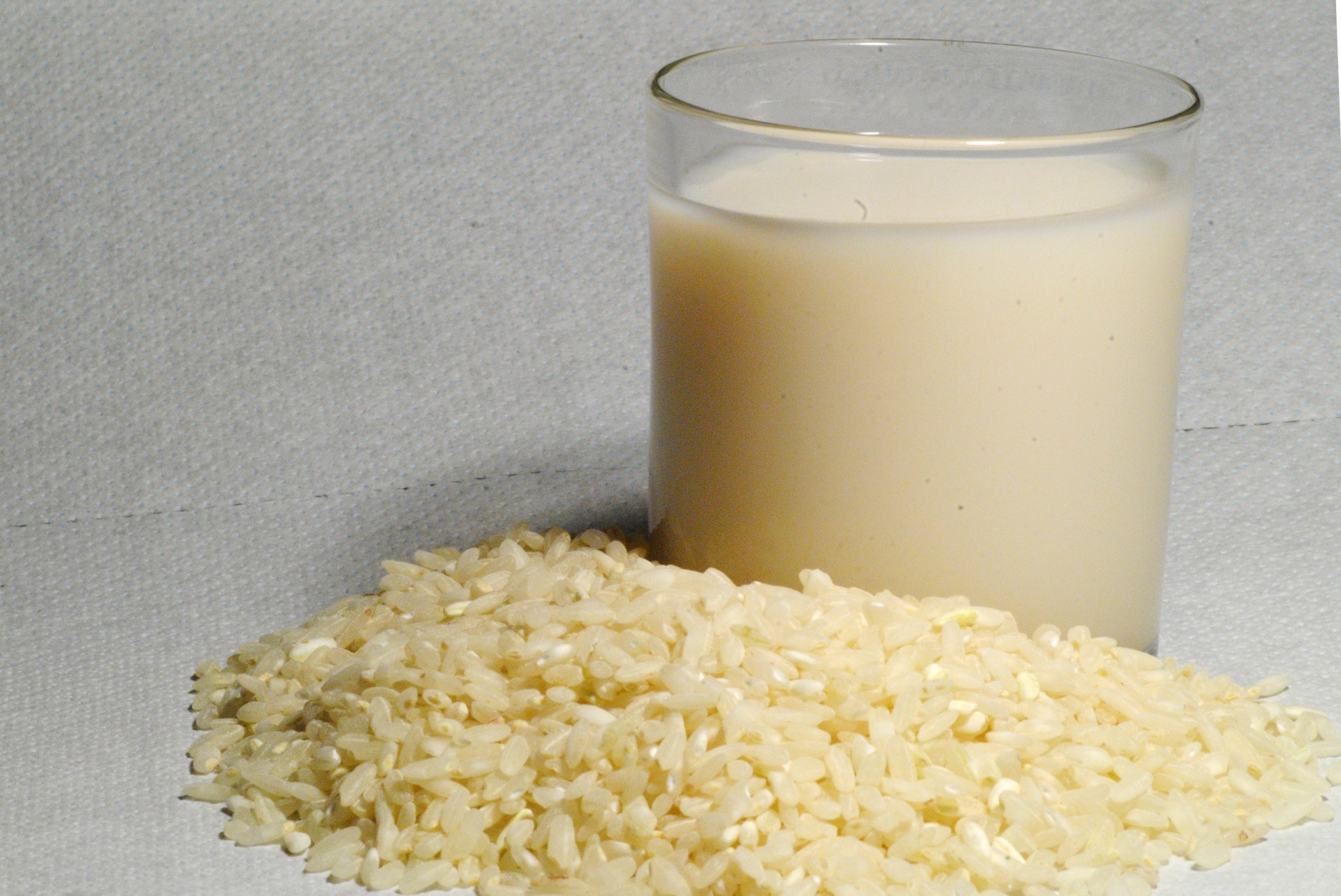 Tutto sul latte di riso: proprietà,valori nutrizionali, perché fa bene e come farlo in casa