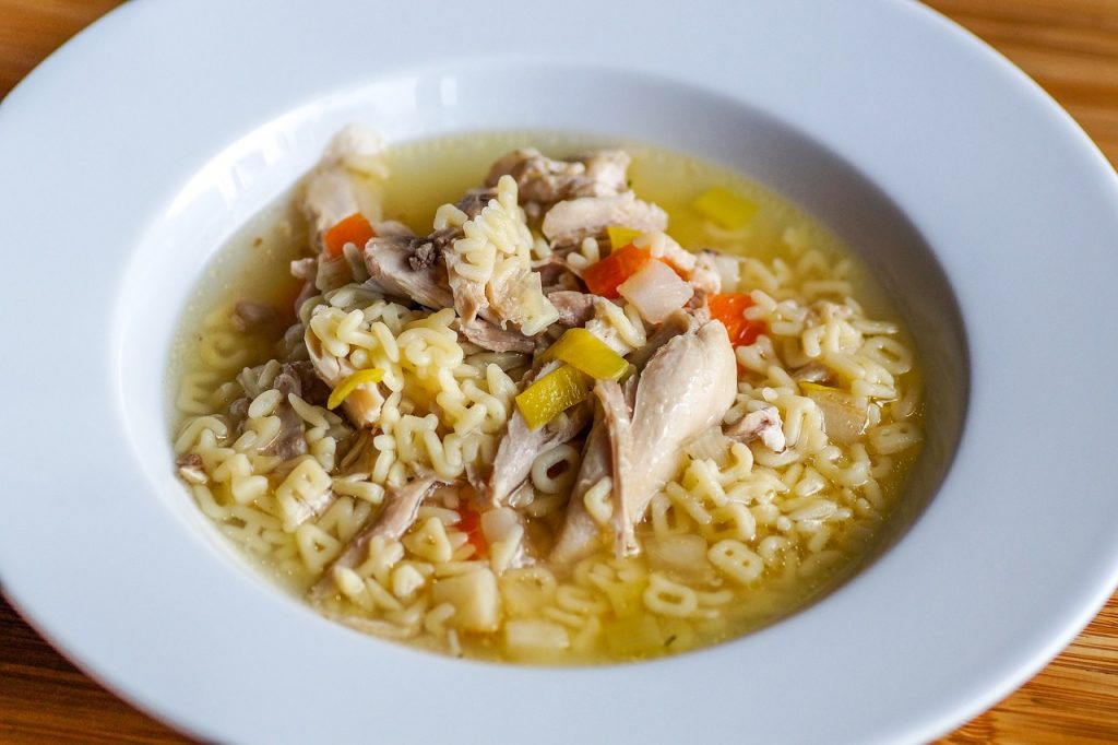 Cosce Di Pollo In Brodo Brodo di pollo ottimo contro l'influenza. Proprietà e benefici