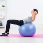 Esercizi di pilates sulla gym ball
