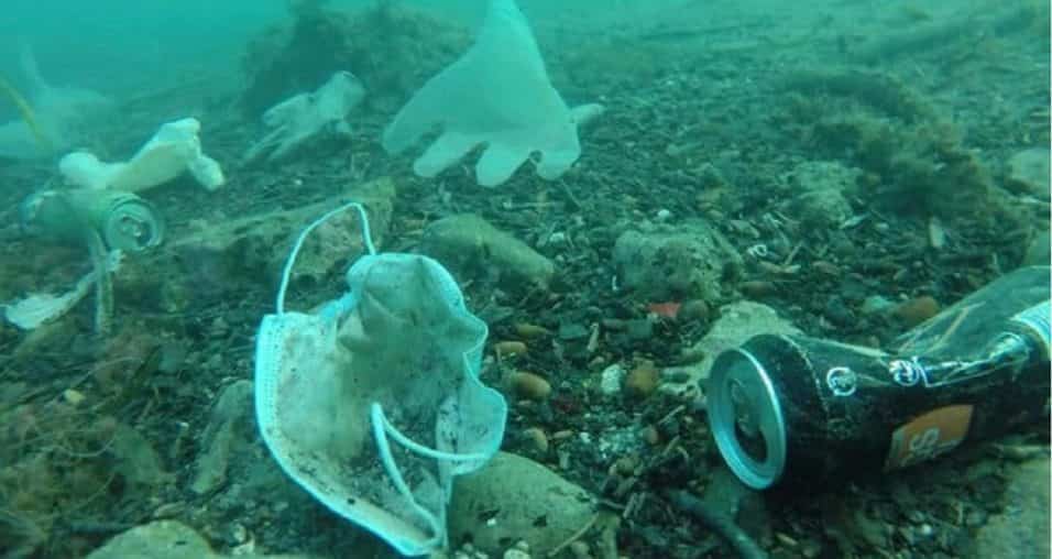 mascherine e guanti in mare