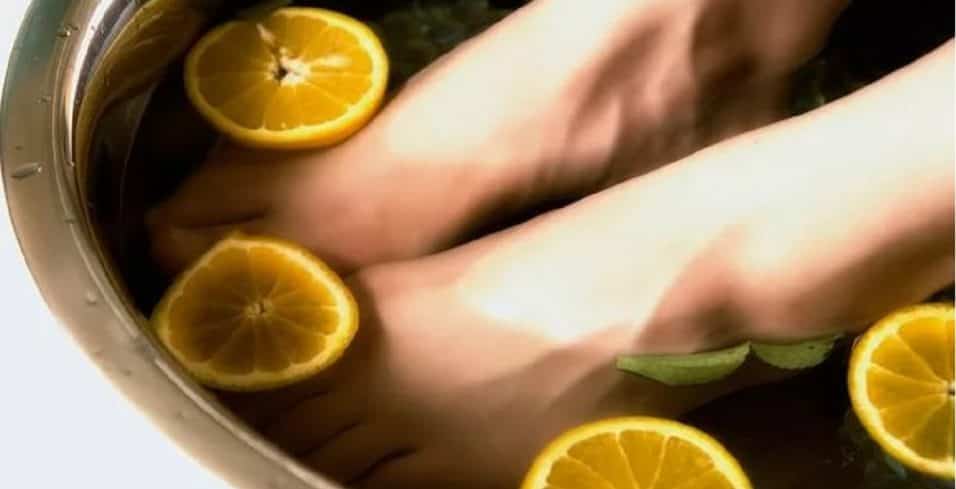 pediluvio con acqua e limone