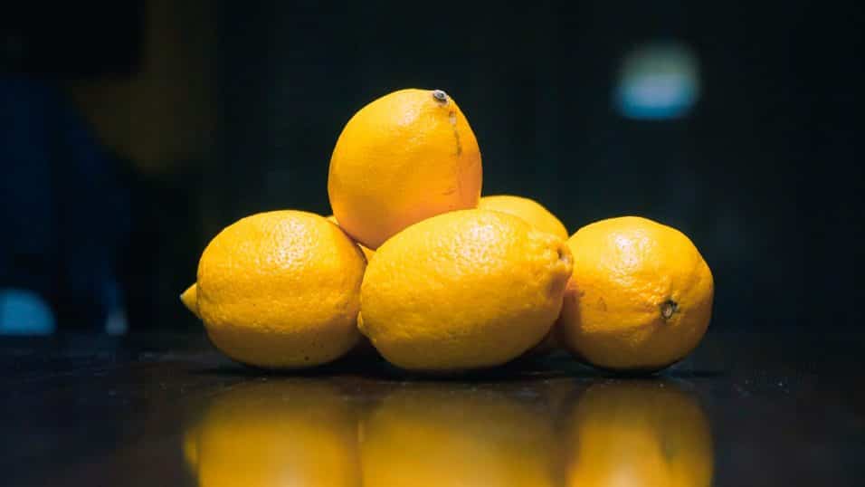 Limoni riposti su una superficie