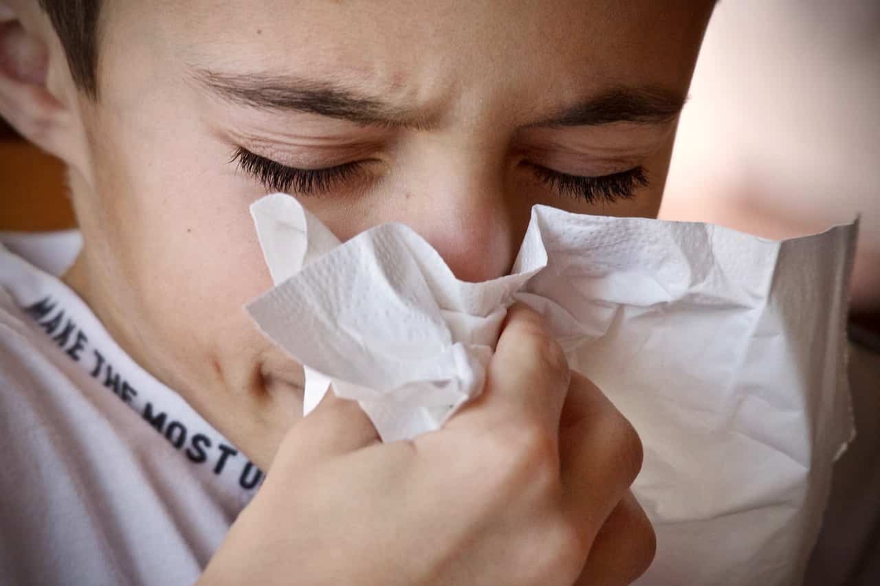 Bambino con naso chiuso dal raffreddore