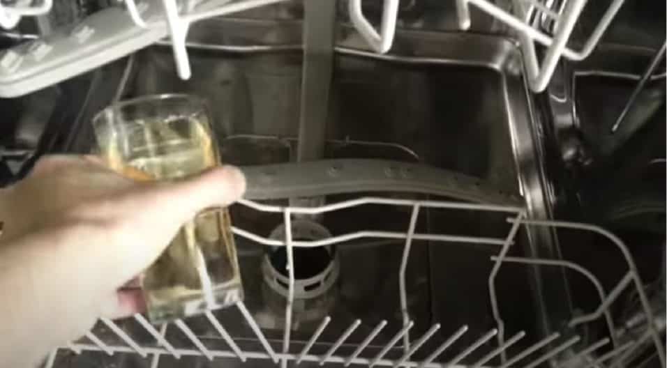 Pulire lavastoviglie con l'aceto