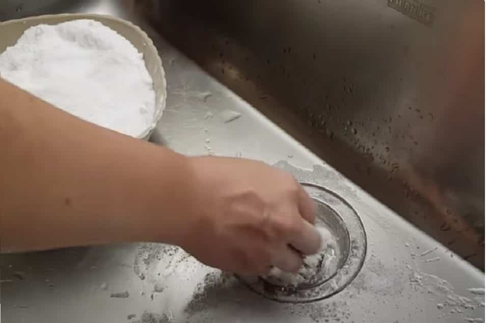 Stappare il lavandino con il sale da cucina