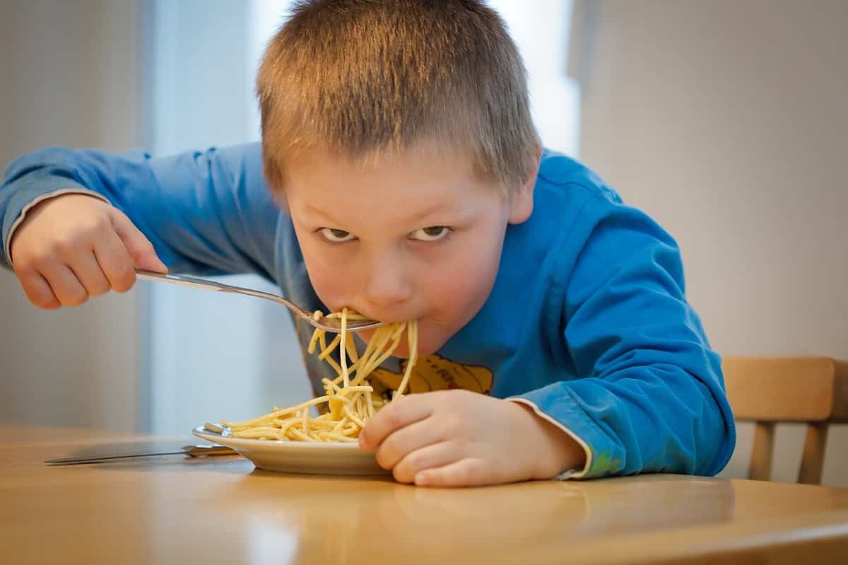 Bambino che mangia pasta