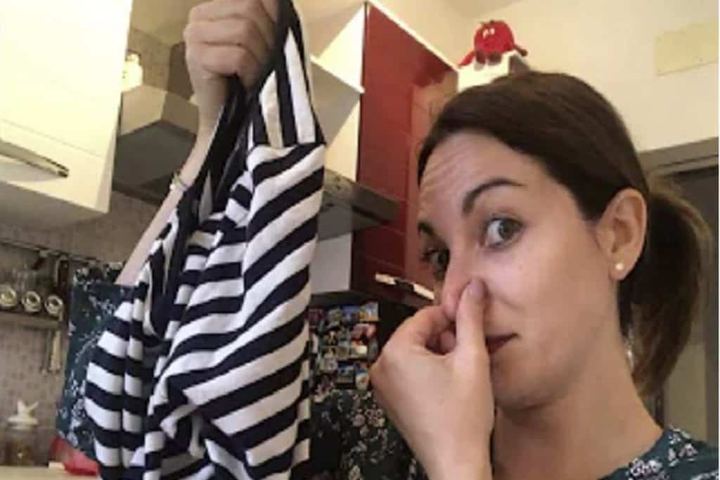I panni nel tuo armadio puzzano di muffa? Come eliminarla in modo che non accada più