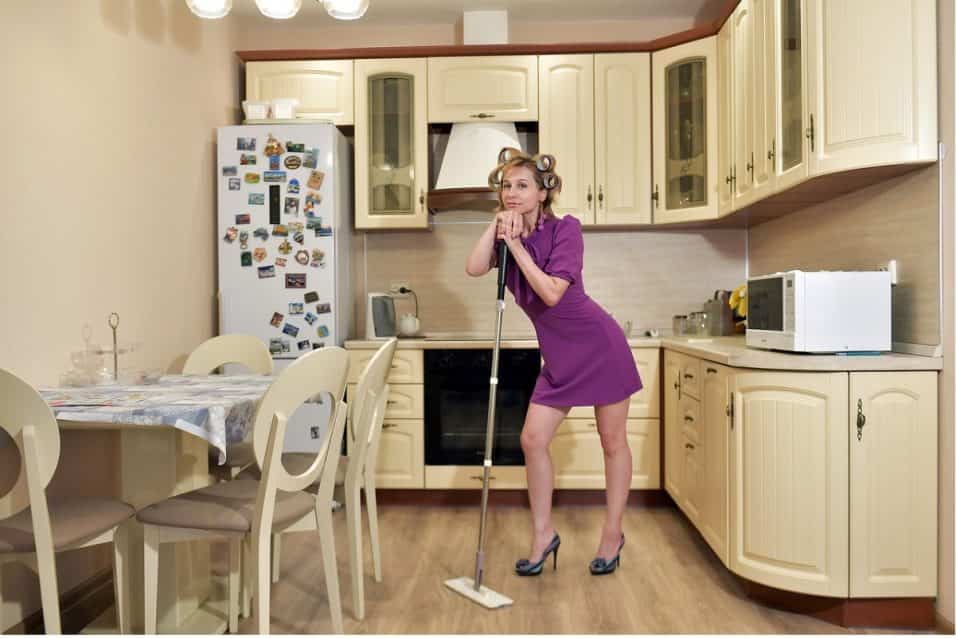 Casalinga che fa pulizie di casa