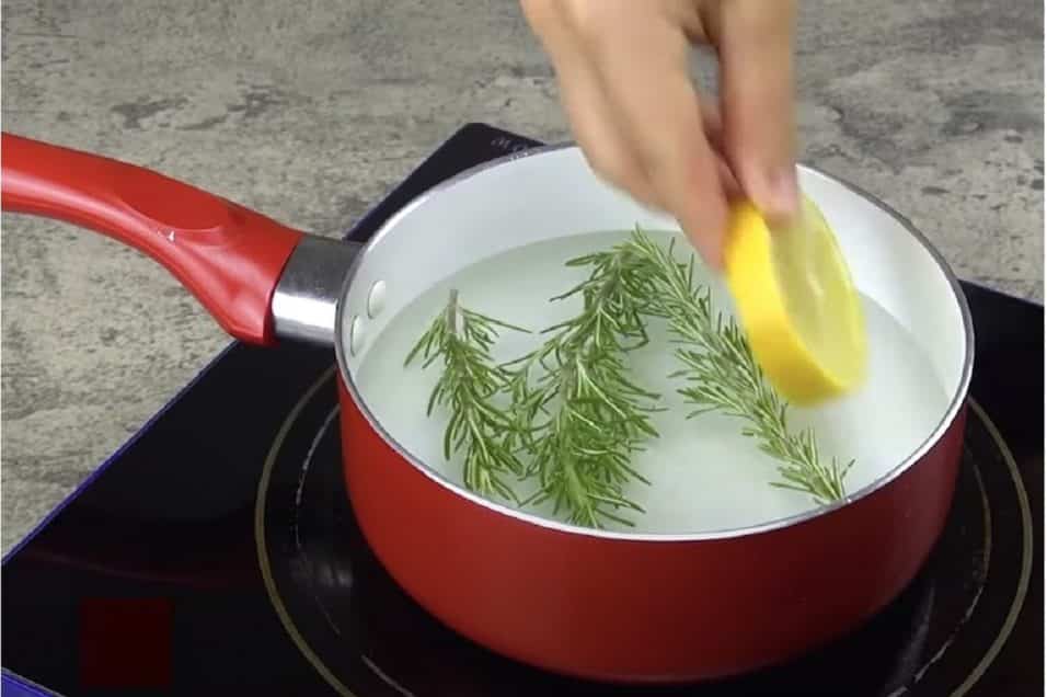 Trucco della padella per cattivi odori in cucina