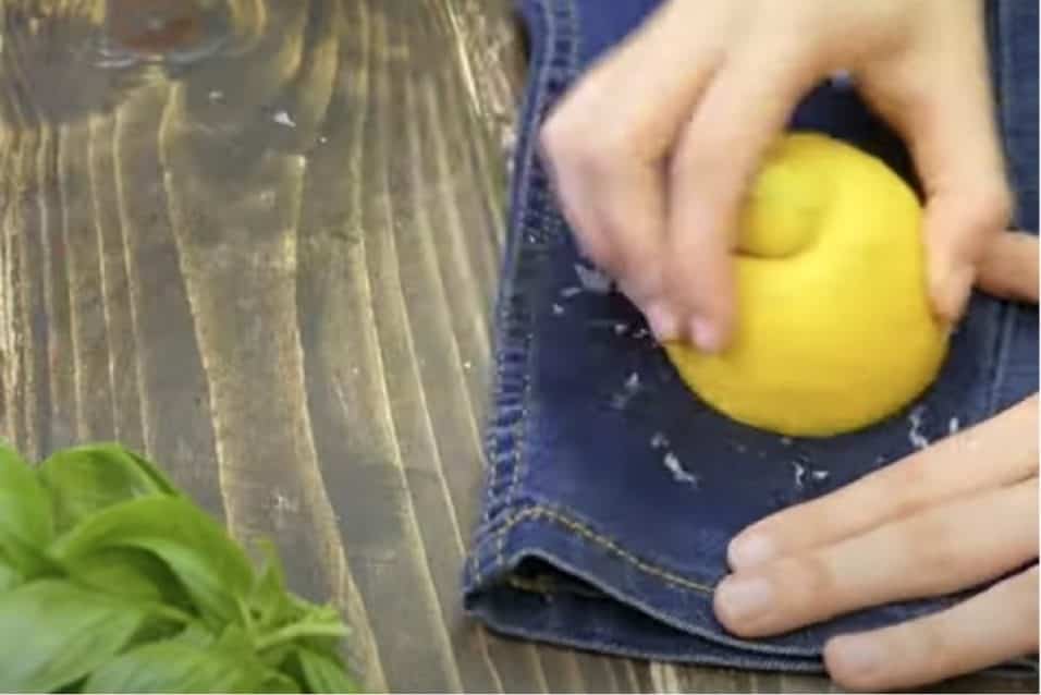 Pulizia del jeans con sale e limone