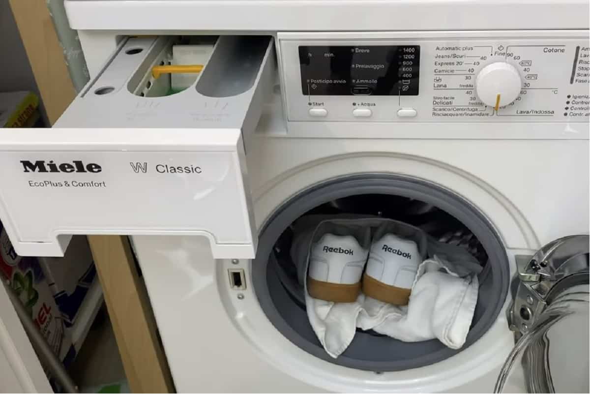 Scarpe bianche in lavatrice