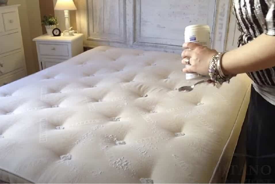 Bicarbonato di sodio sul materasso