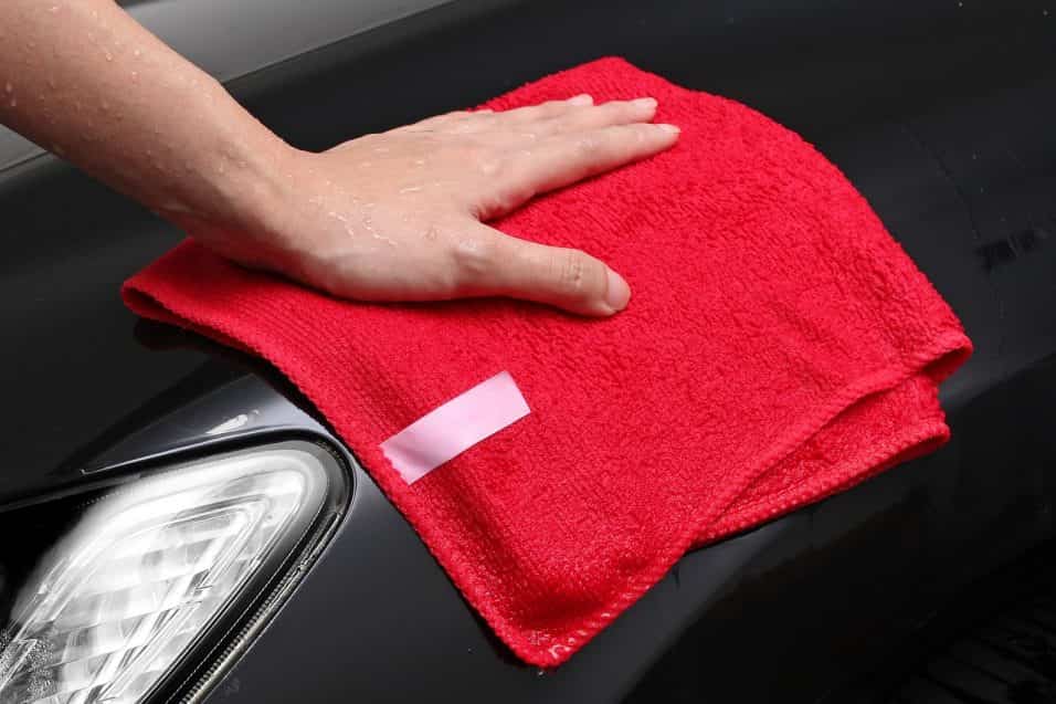 Pulizia auto con asciugamano