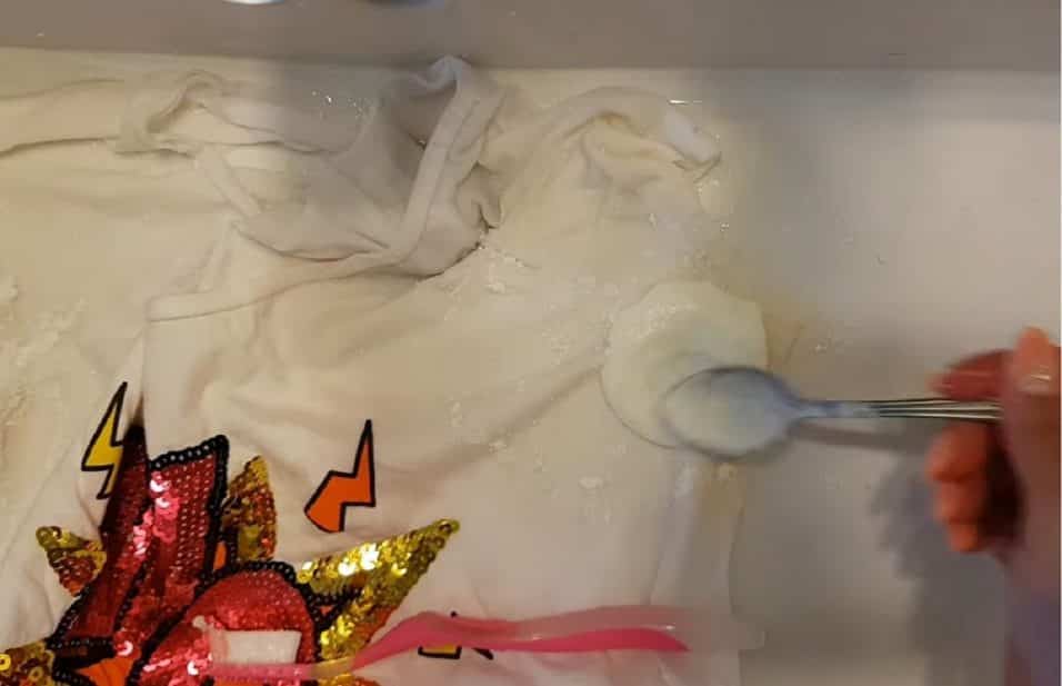 Applicazione bicarbonato di sodio sulla macchia di sudore