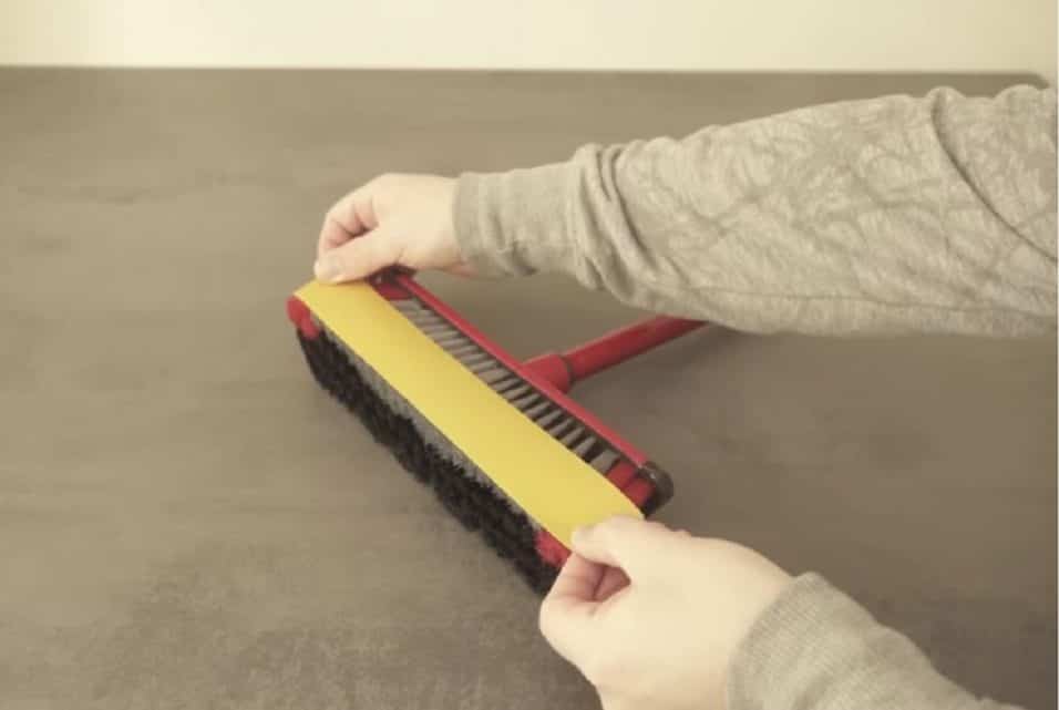 Applicazione del nastro adesivo sulla scopa