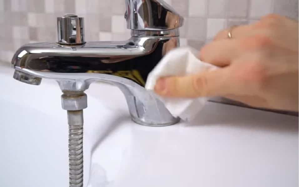 Pulizia del rubinetto con la carta forno