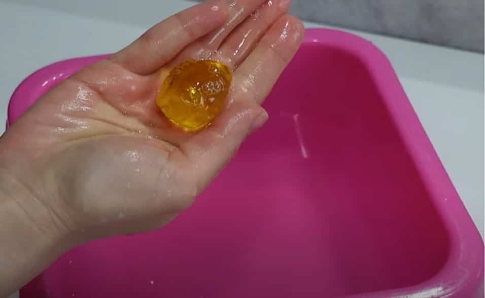 Sapone giallo per la pulizia del bagno