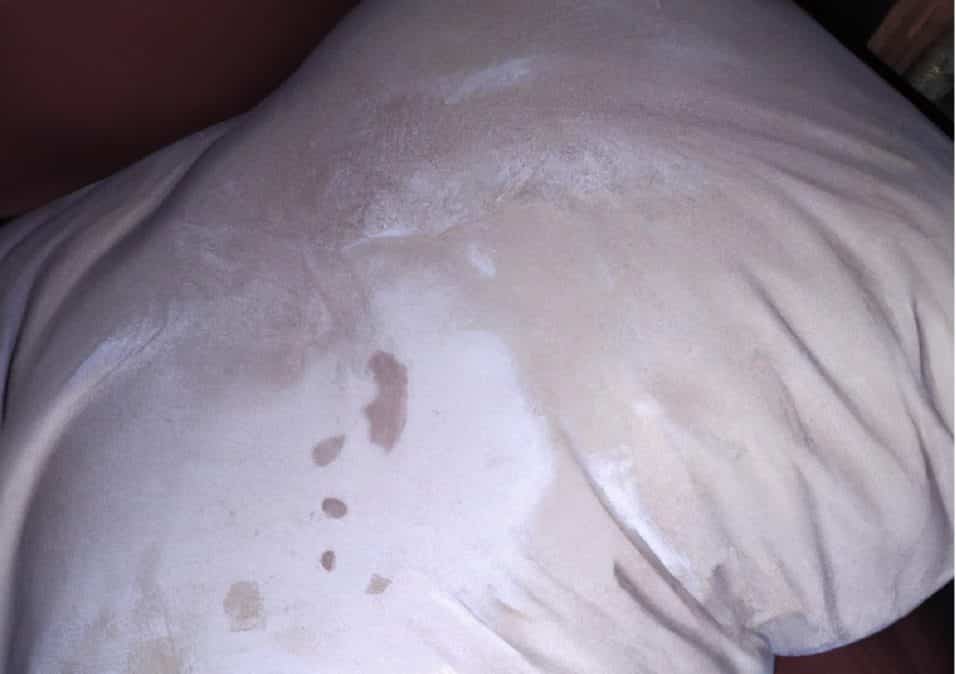 Cuscino con macchie di sudore