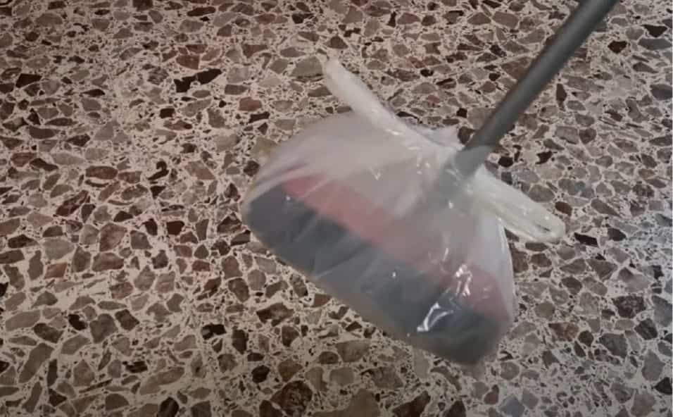 Scopa avvolta in un sacchetto di plastica