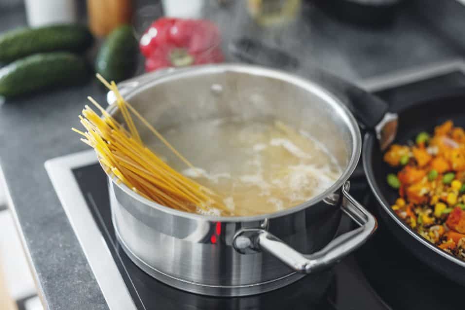 Acqua calda del rubinetto per cucinare la pasta