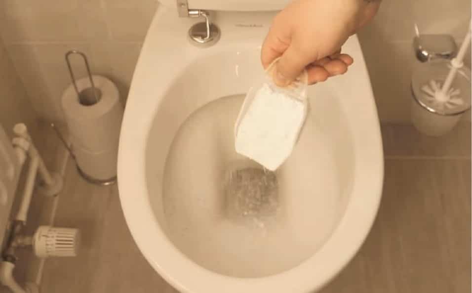 Detersivo in polvere nel wc