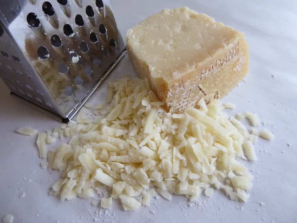Pulire e disinfettare la grattugia formaggi