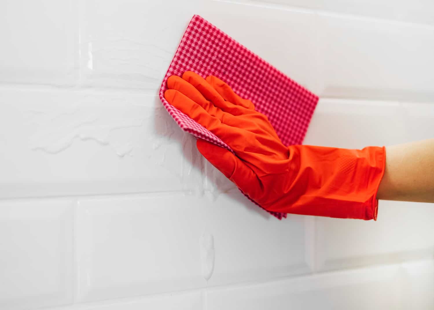 Sgrassare le piastrelle della cucina