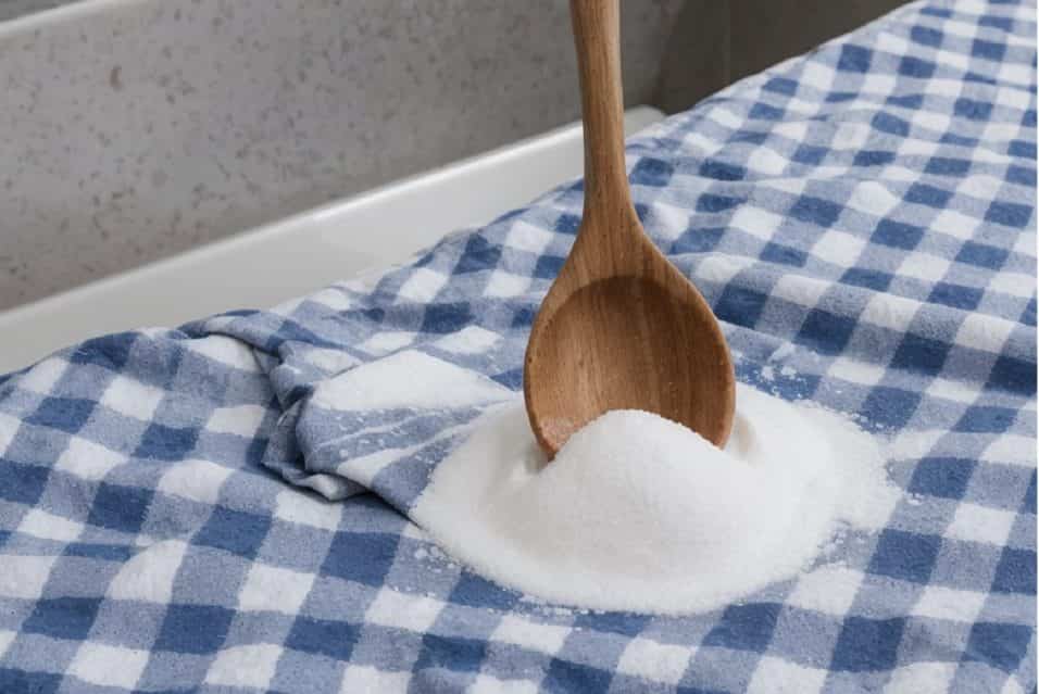 Eliminare le macchie più difficili dagli strofinacci della cucina