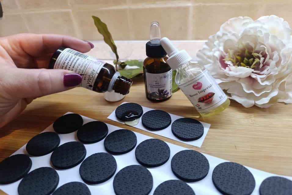 Feltrini delle sedie profumati con oli essenziali posizionati sotto un vaso per diffondere l'aroma in casa