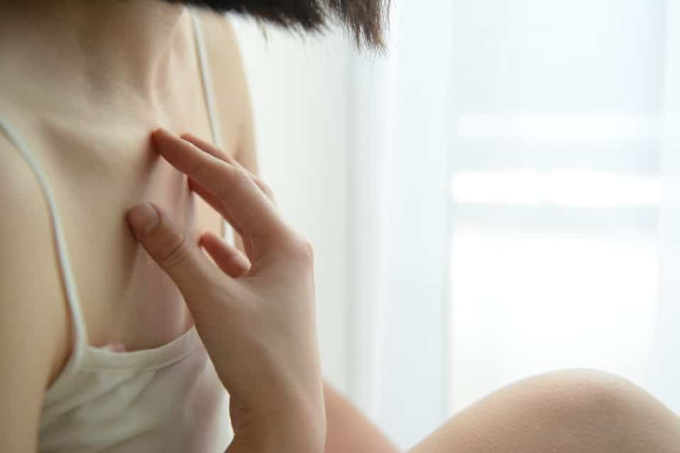 donna applica una maschera naturale con ingredienti fai-da-te per idratare la pelle dopo l’estate