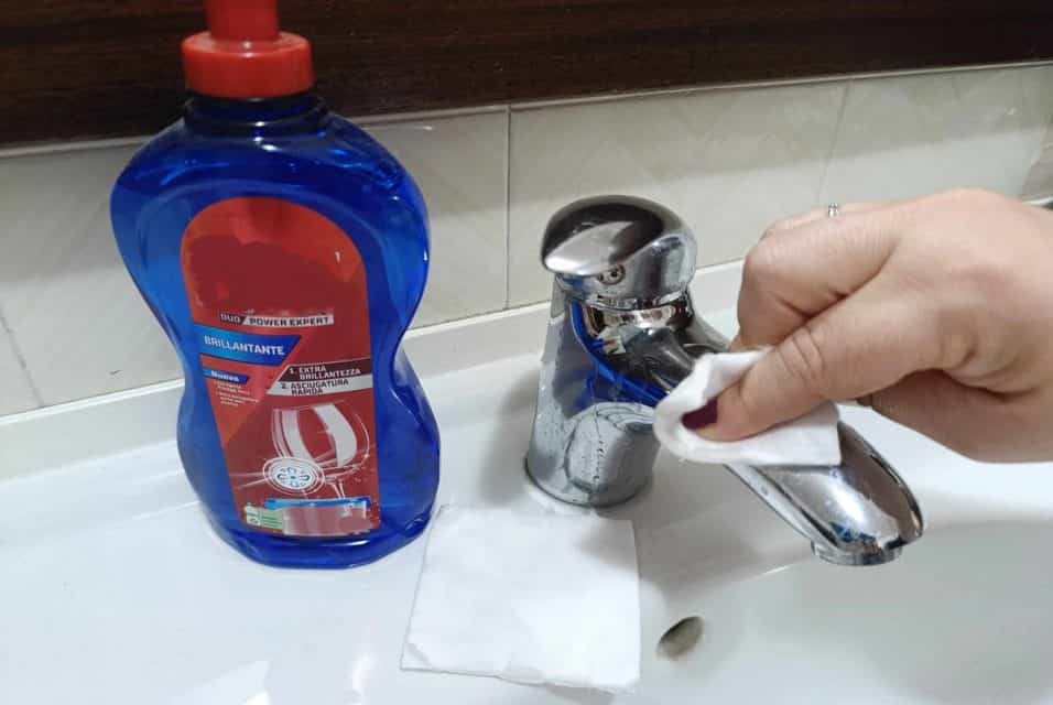 Rubinetto in acciaio lucido pulito con brillantante
