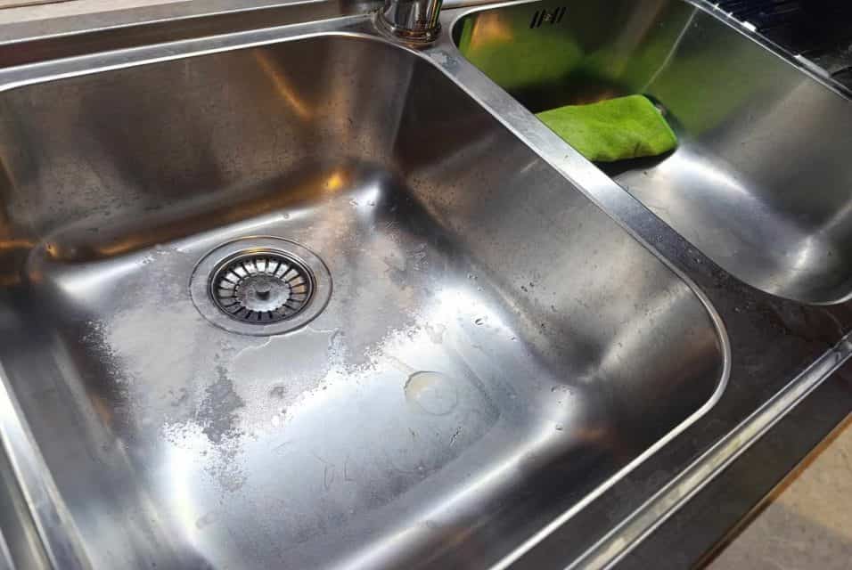 Farina usata per pulire il lavello della cucina in modo naturale, rimedio contro aloni e calcare