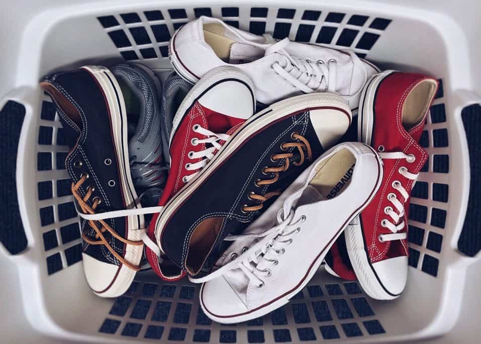 Immagine di scarpe con un sacchetto di bicarbonato di sodio all'interno per eliminare i cattivi odori.