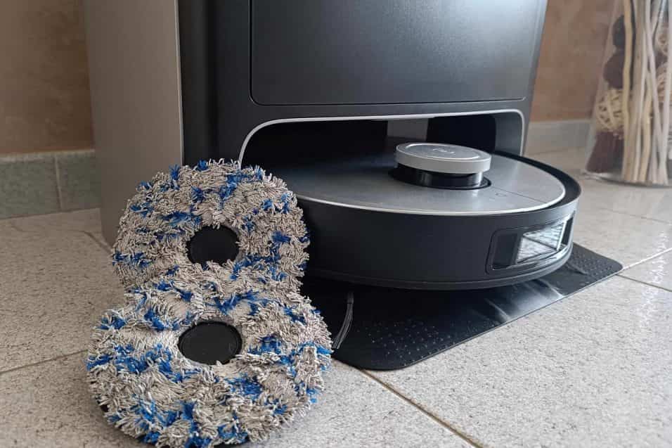 Robot lavapavimenti con mocio appena pulito, pronto per una pulizia profonda del pavimento