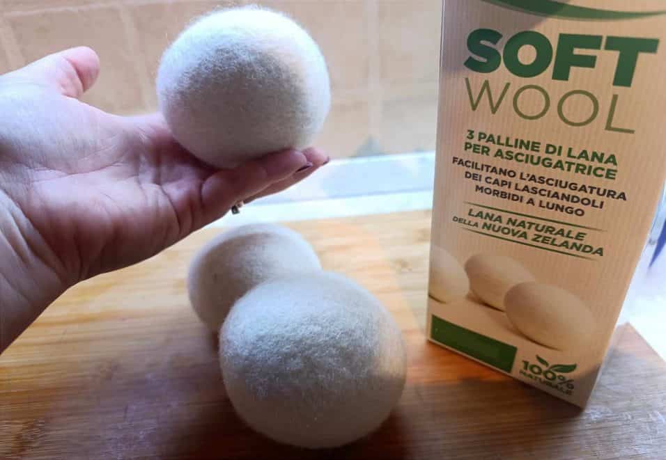 Palline di lana in un'asciugatrice con panni colorati