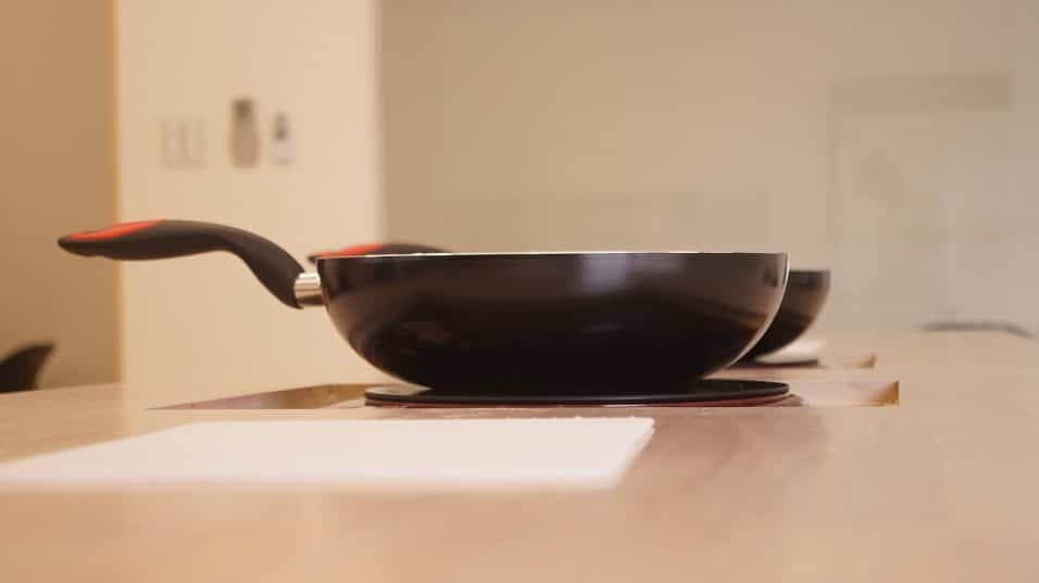 Ripulire il retro delle padelle