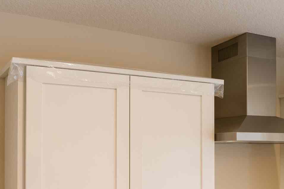 Pellicola protettiva posata sopra i mobili della cucina per evitare l’accumulo di polvere e sporco nel tempo