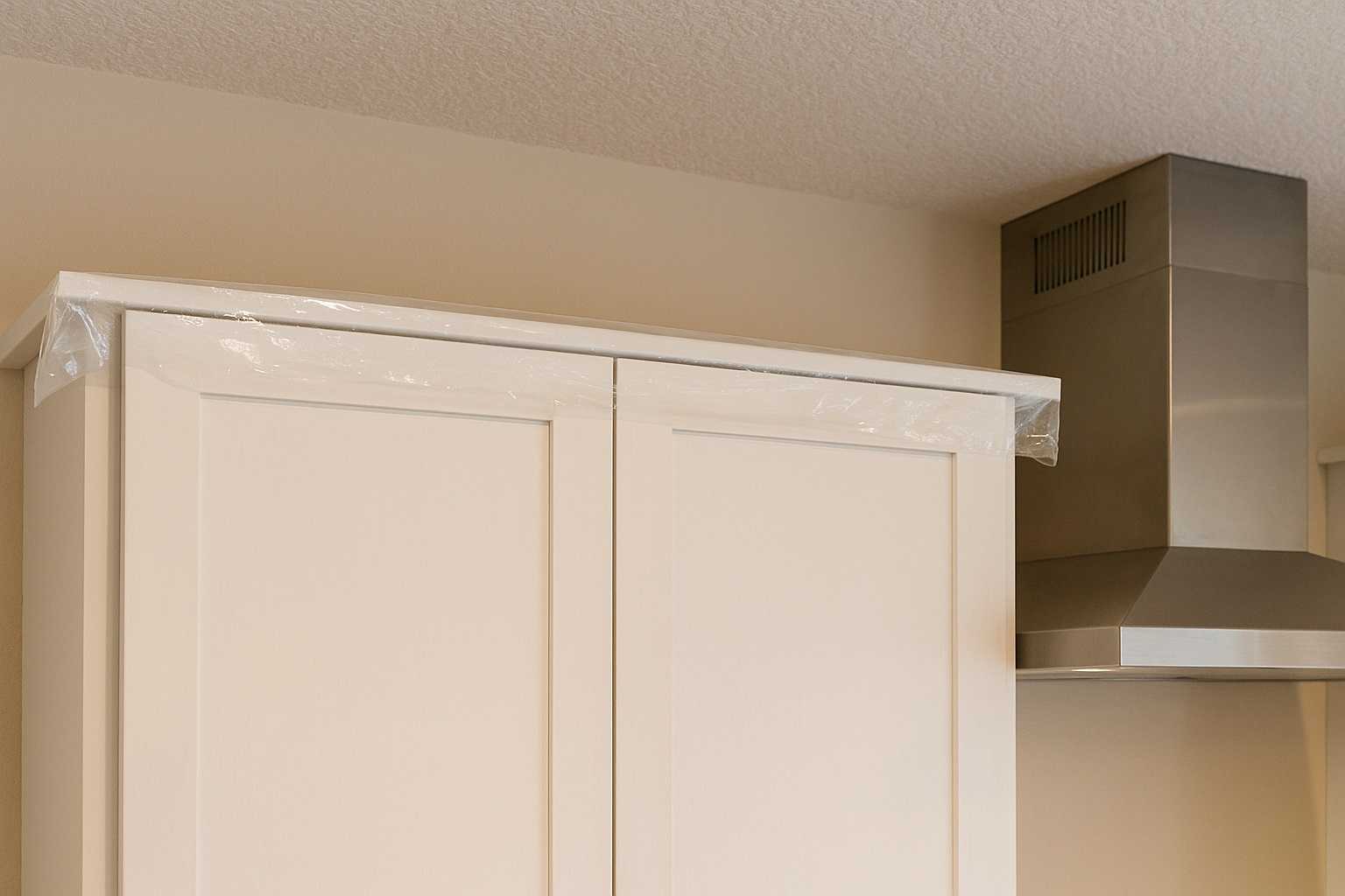 Pellicola protettiva posata sopra i mobili della cucina per evitare l’accumulo di polvere e sporco nel tempo