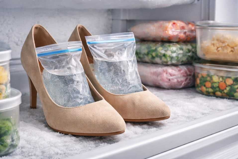 Il trucco del freezer per allargare leggermente le scarpe strette e ridurre il dolore ai piedi prima di una serata importante, sfruttando l’espansione dell’acqua ghiacciata in modo semplice e sicuro.