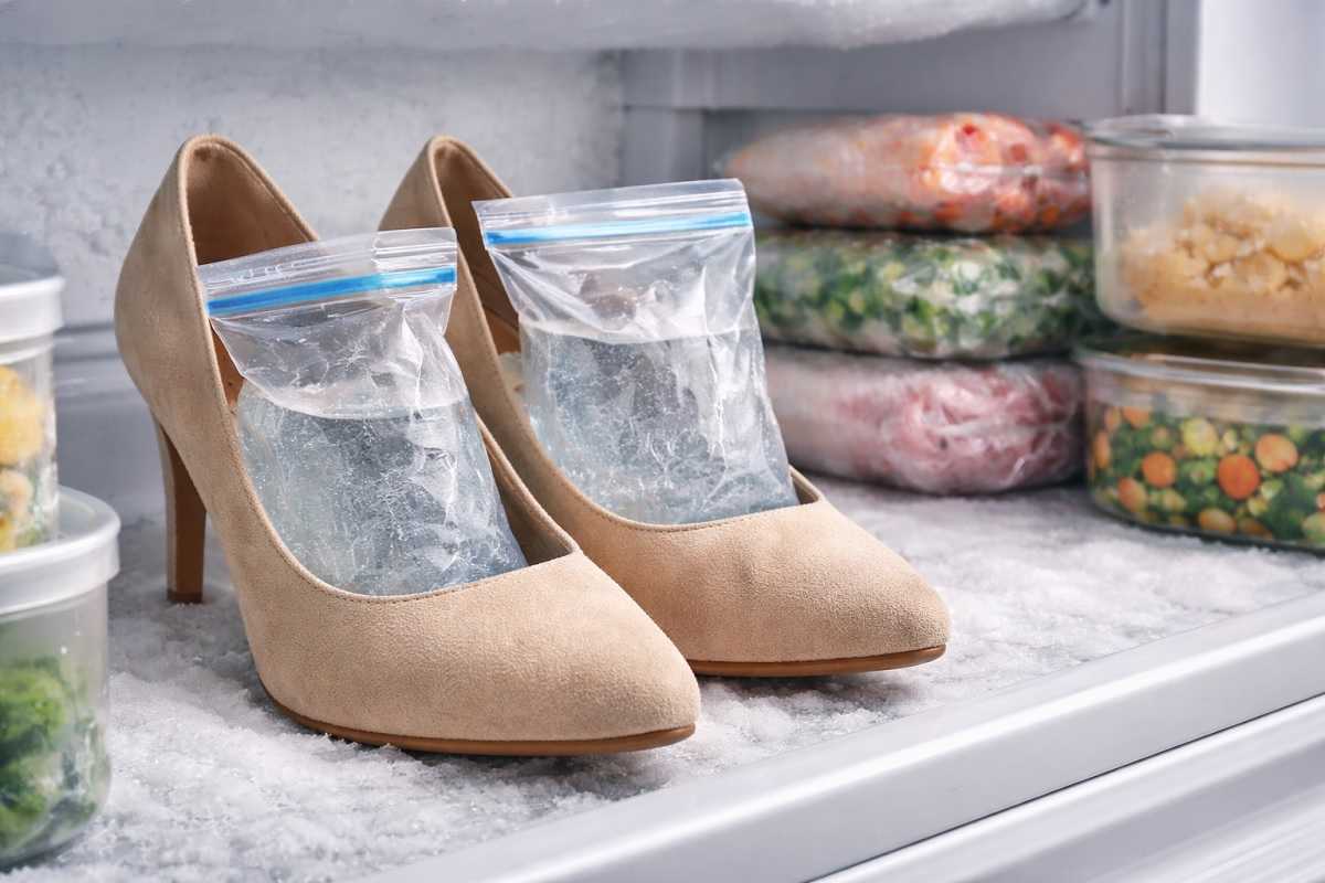 Il trucco del freezer per allargare leggermente le scarpe strette e ridurre il dolore ai piedi prima di una serata importante, sfruttando l’espansione dell’acqua ghiacciata in modo semplice e sicuro.