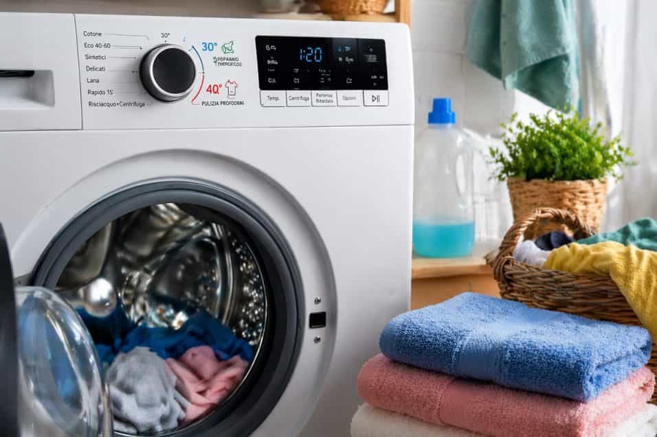 Lavatrice a 30 o 40 gradi? Scopri quale temperatura conviene davvero, quanto risparmi in bolletta e come lavare meglio i tuoi capi senza errori.
