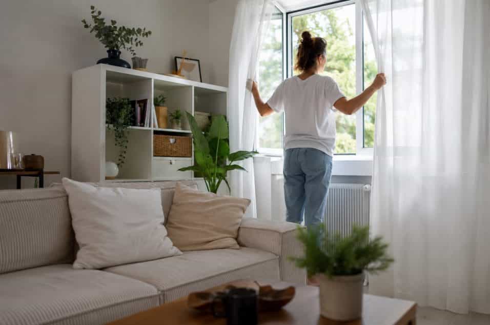 Casa che puzza di chiuso? Prima di usare profumatori, controlla aria ferma, umidità, armadi, tessuti e scarichi. Ecco cosa fare per eliminare davvero l’odore.
