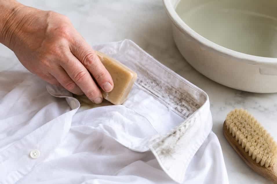 Il rimedio della nonna per togliere l’alone scuro dai colletti: sapone di Marsiglia, bicarbonato o percarbonato in base alla macchia. Metodo semplice, tempi di posa e lavaggio corretto.