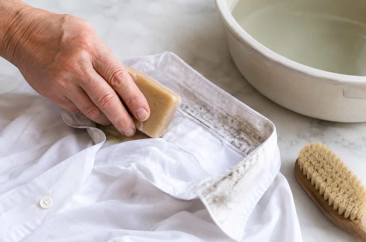Il rimedio della nonna per togliere l’alone scuro dai colletti: sapone di Marsiglia, bicarbonato o percarbonato in base alla macchia. Metodo semplice, tempi di posa e lavaggio corretto.