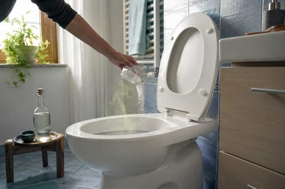 Cattivo odore dal WC che torna sempre? Scopri perché risale dallo scarico, quando dipende da tubature, fognatura o aria e come usare il bicarbonato nel modo giusto.