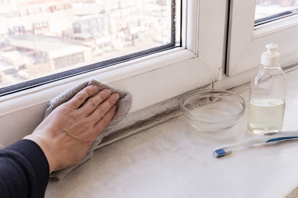 Il trucco della nonna per togliere polvere e smog dagli infissi senza risciacquare tutto: panno giusto, sapone di Marsiglia, dosi corrette e consigli per PVC, alluminio e legno.