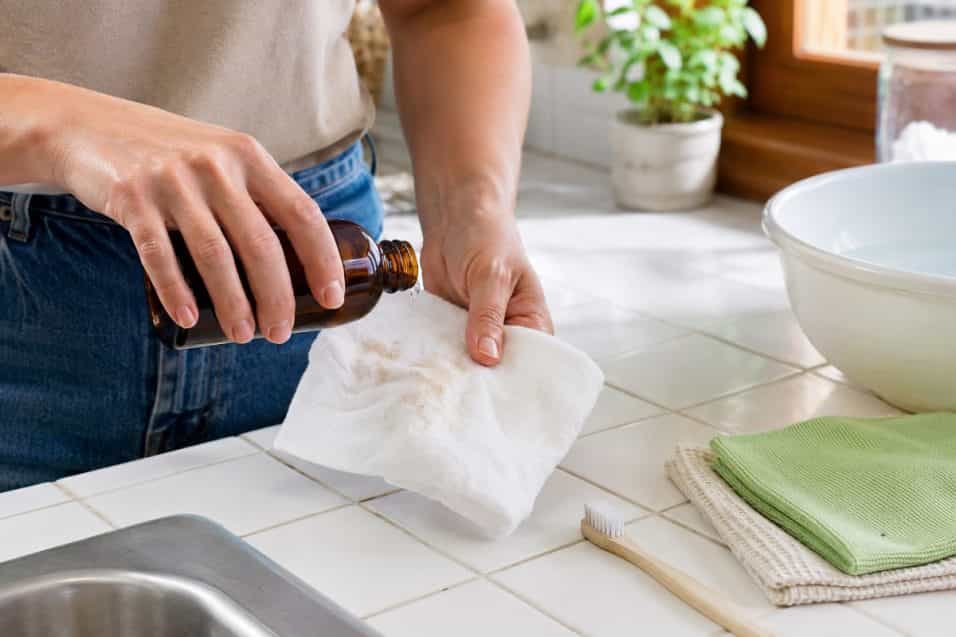 Acqua ossigenata nelle pulizie di casa: 12 usi per macchie, aloni, fughe e cattivi odori, con dosi, precauzioni, materiali da evitare e miscele pericolose.